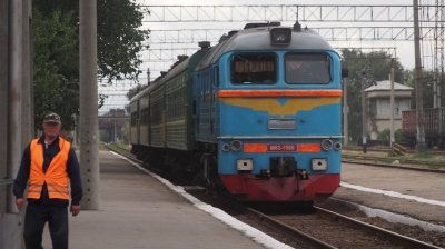 Ukrainian Infrastructure Minister says he is planning to cut all bus and train connections between Ukraine and Russia 